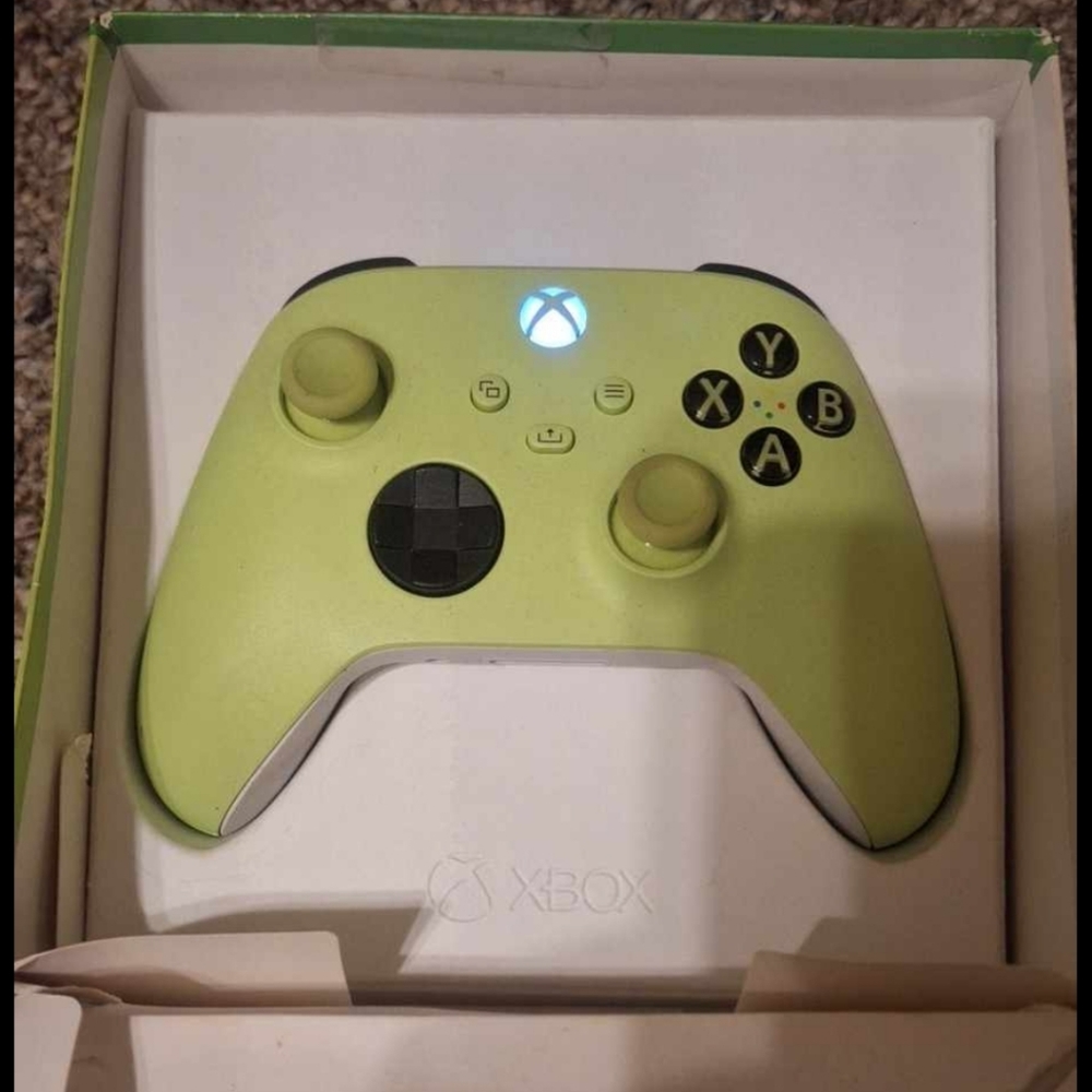 GREEN AND WHITE BACK XBOX CONTROLLER
